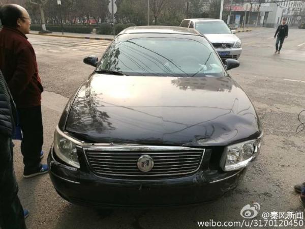 协警所驾驶的无牌别克小轿车。@秦风新闻 图