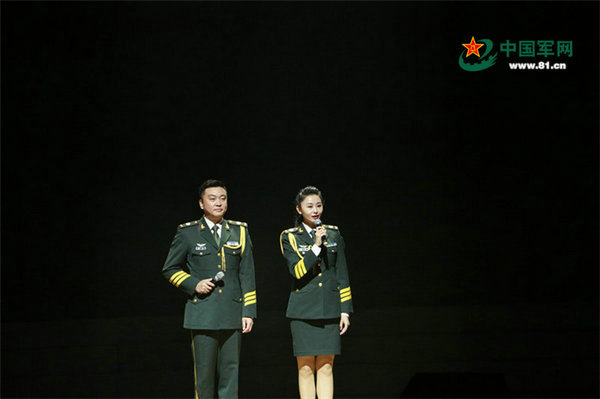 南部战区文工团演出展绝技 女团员大秀长腿蛮腰