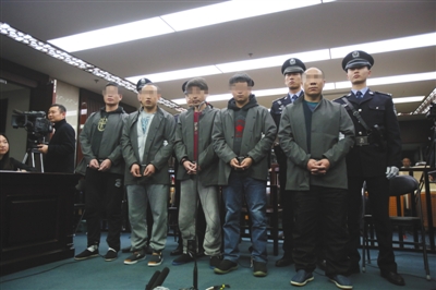 昨天,5名涉嫌杀戮工友、假充家眷欺骗安全出产事变抵偿金的女子在北京三中院受审。新京报记者 王飞 摄