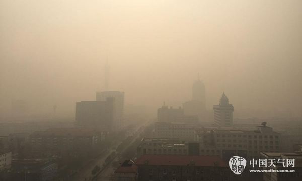今天,河北省石家庄一片灰霾。拍照:高贝