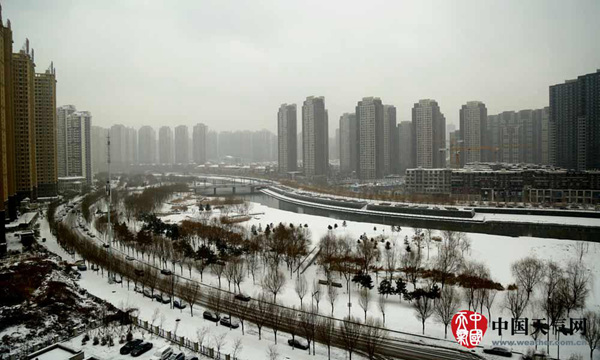 今天,沈阳呈现降雪,长白岛地域空中白茫茫一片。