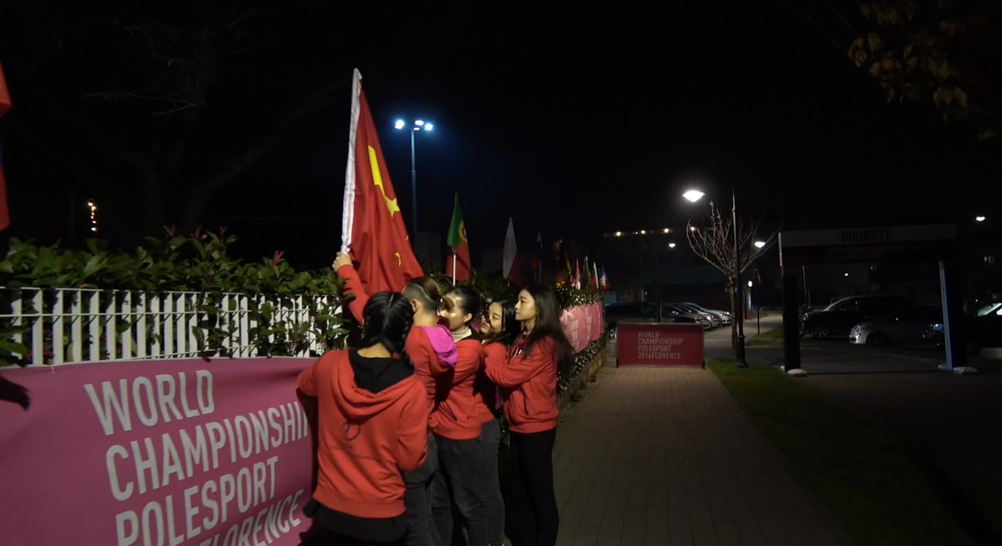 2016国际钢管舞运动锦标赛在意大利佛罗伦萨进行，组委会唯独未悬挂中国国旗， 中国钢管舞国家队愤而集体退赛，并且把自己携带的中国国旗插在场馆周围。