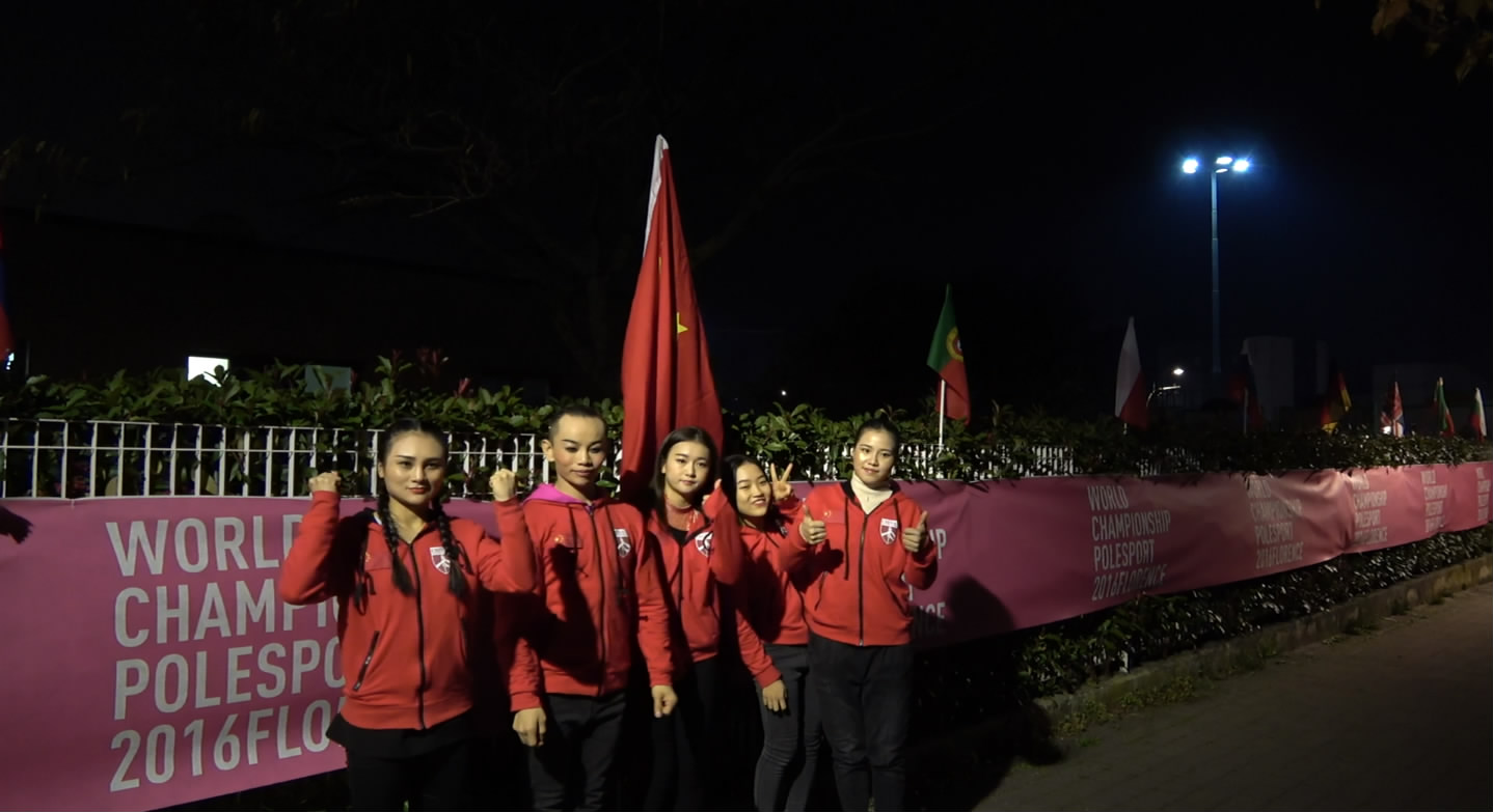2016国际钢管舞运动锦标赛在意大利佛罗伦萨进行，组委会唯独未悬挂中国国旗， 中国钢管舞国家队愤而集体退赛，并且把自己携带的中国国旗插在场馆周围。
