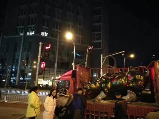 证监会对面的金融街购物中心连夜运来金牛压阵(图)