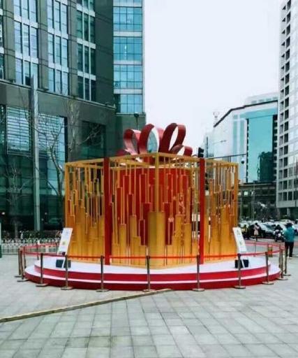 证监会对面的金融街购物中心连夜运来金牛压阵(图)