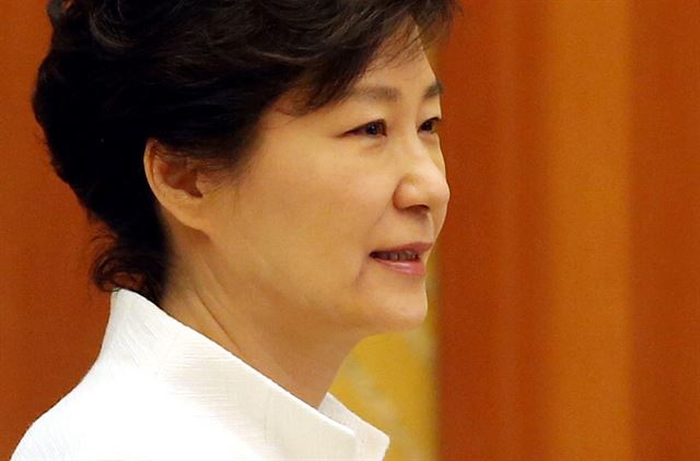 2014年5月16日，朴槿惠和“世越号”遇难者家属面谈，脸上淤血痕迹再次变淡