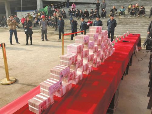 华西城市读本讯(朱荣杰 记者 谢颖 摄影报道)“今年可以早点准备年货了!”12月14日下午,巴中回风大道的中泉国际广场工地上阵阵欢声笑语,开发商准备的400万现金堆成了一座小山,工人们排队领取工资。30分钟内,该工地10余个班组、近200名民工现场领取到了自己的工资,其中领到最多的班组有60余万元。