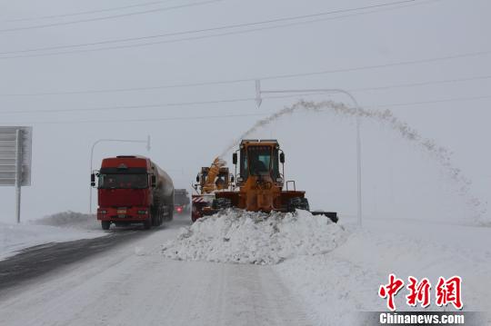 玛依塔斯风区位于塔城地区额敏县，是世界著名风区，冬季这里频遭8级以上大风袭击，并伴随风吹雪，车辆和人员滞留时有发生。（资料图） 路娟 摄