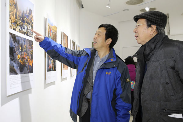 中国摄影家协会副主席李树峰(左)等在展厅参观 李德林 摄