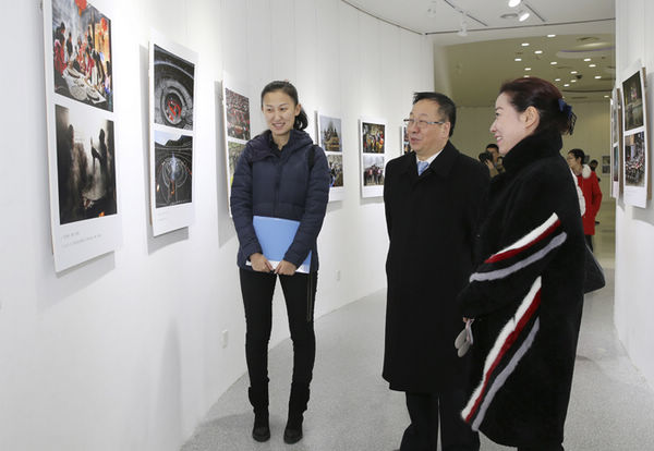 包商银行董事长助理(左二)等在展厅参观 李德林 摄