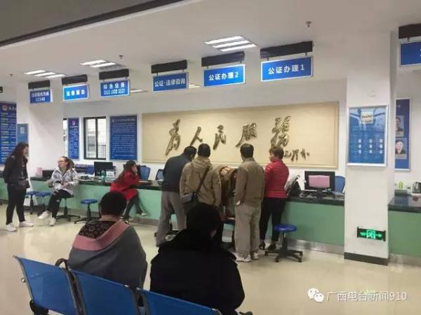 今年3月,国务院总理李克强提出,要加快推进“互联网+政务服务”,建立网上预审预约机制,实现业务的网上受理和办理,这一举措就是为了让老百姓少跑腿。如今,在互联网+的建设当中,不少单位都进行了 “自我革命”,但从群众的角度看,事难办、排长队等“最后一公里”问题仍然存在。
