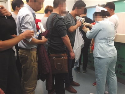 11月3日,北京一大医院,试药体检筛查中,医生为受试者筛查针眼。按照规定,受试者在医院参加体检筛选后未超过5天不能参加下一家医院筛选。