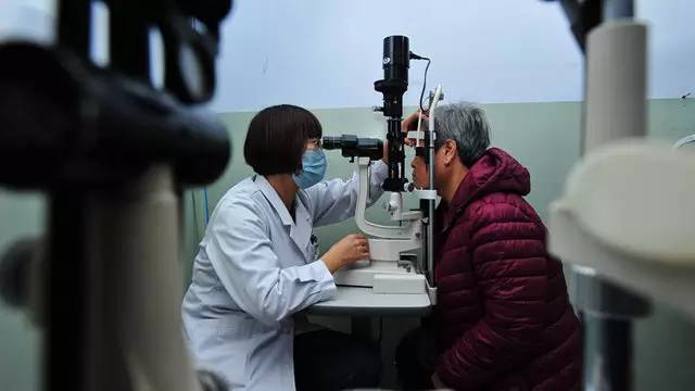 7月,发改委印发《关于印发推进医疗服务价格改革意见的通知》,推进医疗服务定价方式改革。扩大按病种、按服务单元收费范围,逐步减少按项目收费的数量。到2016年底,城市公立医院综合改革试点地区实行按病种收费的病种不少于100个。