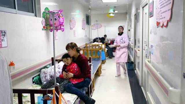 5月,六部门印发《关于加强儿童医疗卫生服务改革与发展的意见》,提出到2020年,每千名儿童床位数增加到2.2张、儿科执业(助理)医师数达到0.69名,每个乡镇卫生院和社区卫生服务机构至少有1名全科医生提供规范的儿童基本医疗服务,基本满足儿童医疗卫生需求。