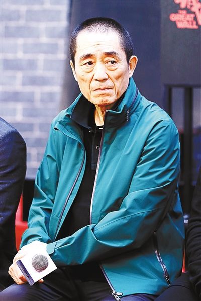 张艺谋的新作《长城》上映后,陷入了舆论的漩涡,口碑堪危。其中,一个名叫“亵渎电影”的影评人微博似乎格外激动,该微博于12月16日凌晨发布了一张将影片海报上的人物全部P成景甜的恶搞图,并发文称:“张艺谋已死!”还发布了三个蜡烛的表情。此举引发乐视影业不满,当日便发布警告函。