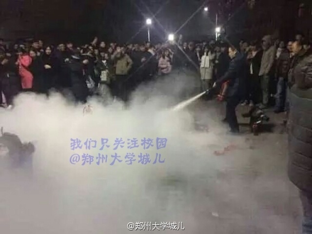 终于有一次表白没被浇灭：男生用的电子蜡烛(图)