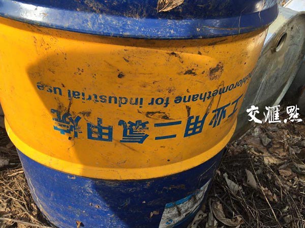 现场被倾倒的化学原料。交汇点 图
