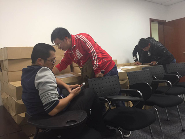 集会室中沉积的诉讼资料。