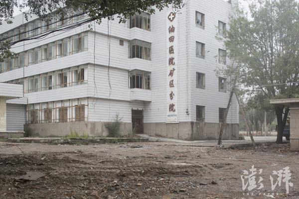 2016年8月23日，甘肃玉门市，废弃的油田医院矿区分院大楼。