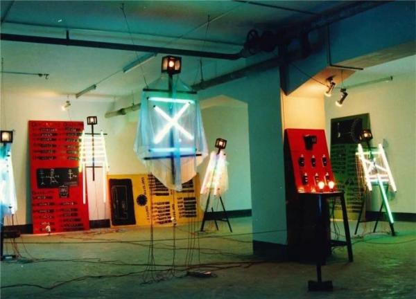 陈劭雄，耗电七十二个半小时，1992，日光灯， 电表，木架，雨衣
