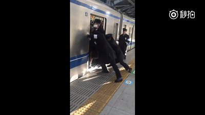 东京高峰期挤地铁的日常 推乘客专员是个体力活