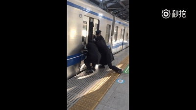 东京高峰期挤地铁的日常 推乘客专员是个体力活