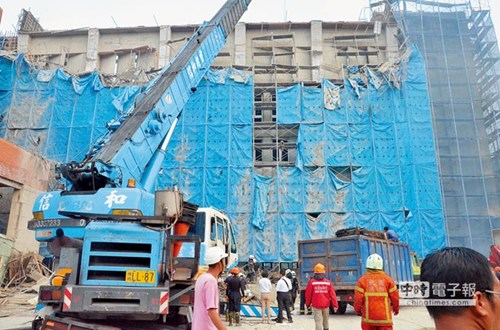 台湾桃园市大溪高中21日发作工安不测,5名工人受到鹰架、泥浆压住,送医后皆不治。(台湾《国家时报》/赖佑维 摄)