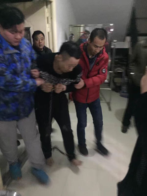 经公安机关侦查,嫌犯闫鹏嵩家住咸阳市礼泉县赵镇尧都村,作案后在逃.