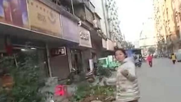当地媒体与吴女士沟通时,她矢口否认曾捡了葛先生的手机。