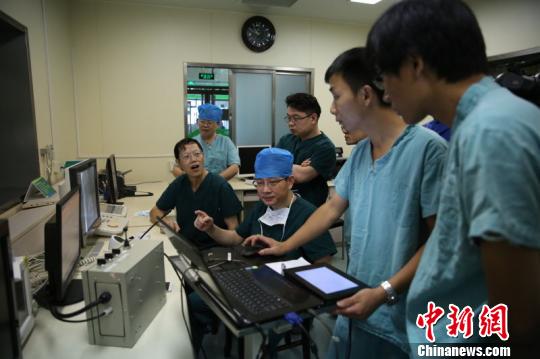 中国血管介入手术可远程操控机器人给动物做手术