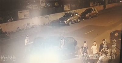 监控拍下当时的画面。