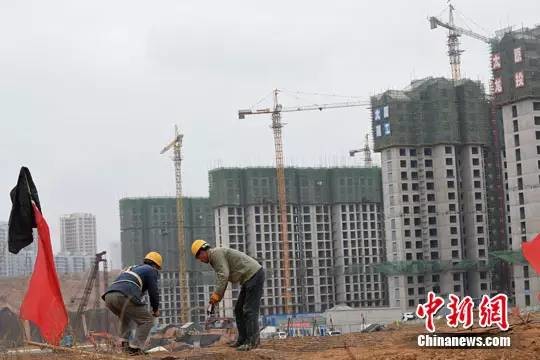 资料图。山西太原,民工在一建筑工地作业。中新社记者 武俊杰摄