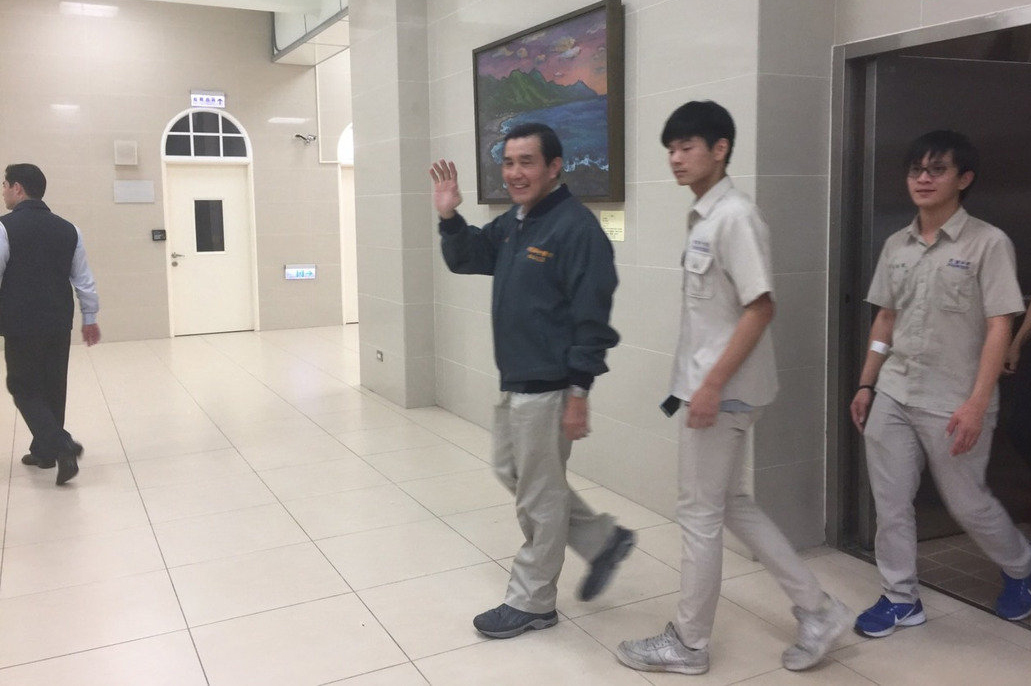 马英九26日下午重回母校，与学弟学妹分享他在自己的学生岁月，并回应，陈水扁的保外就医是根据“法律”、参考医生决定，“不是我的个人恩惠”。（图片来源：台湾《联合报》）