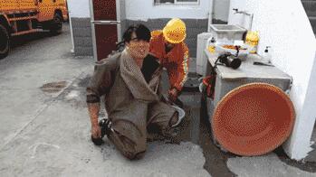 记者体验“城市蛙人”:穿戴六十斤装备,潜入黑暗打捞清淤