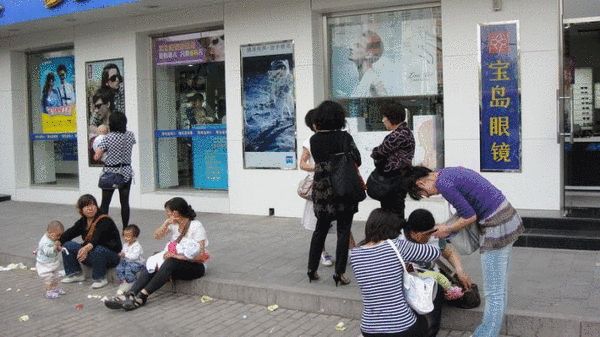 神吐槽:男子地铁内小便 应没收作案工具 神吐槽:男子地铁内小便 应没收作案工具图片