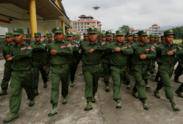 缅甸佤邦女兵如云 长发迷人颜值爆表