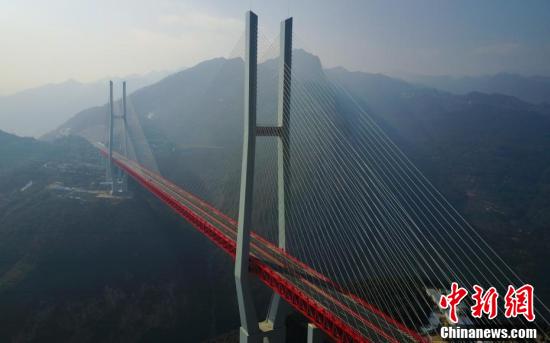 世界第一高桥建成通车 距江面高差565米(图)