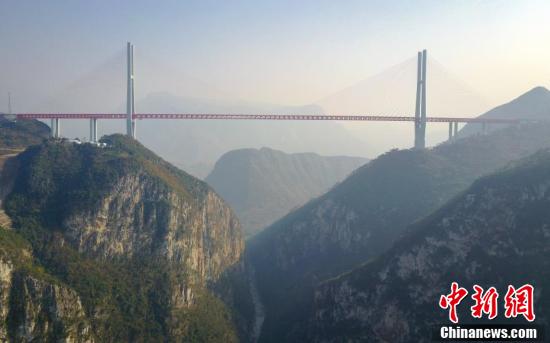 世界第一高桥建成通车 距江面高差565米(图)