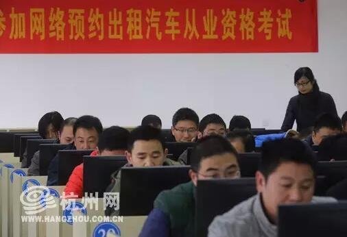 目前的网约车新规,本身就是一把双刃剑,它一方面加固管理,同时也增加了寻租空间。在网约车考试中,说不定哪个“屡试不中”的司机就起了歪心思。驾照都可以贿赂,网约车这种小证,反正都要交培训费,还不如给考官,还节约时间。