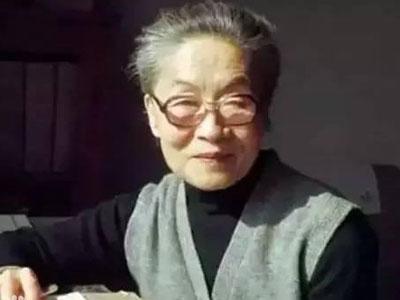 2016年5月25日1时10分,105岁著名作家、翻译家杨季康(笔名杨绛)先生于北京逝世。她是丈夫钱钟书口中“是最贤的妻,最才的女”,通晓英语、法语、西班牙语,翻译过《唐·吉诃德》,出版过《我们仨》《走到人生边上》等作品。她淡泊名利、与世无争;博学多才,治学严谨;无私奉献,用千万稿费资助寒门学子……先生的文人风骨、治学态度与社会担当,是当代人身上所稀缺的闪光点。