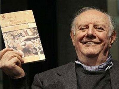 2016年10月13日,意大利剧作家达里奥·福(Dario Fo)在米兰逝世,享年90岁。达里奥·福创作的一系列尖锐的讽刺喜剧使他闻名于世的同时也备受争议。他一生共创作了超过80部戏剧剧本,至今这些作品仍以30种语言的不同版本在世界各地广泛上演。1997年,“因为他继承了中世纪喜剧演员的精神,贬斥权威,维护被压迫者的尊严”,达里奥·福被授予诺贝尔文学奖。