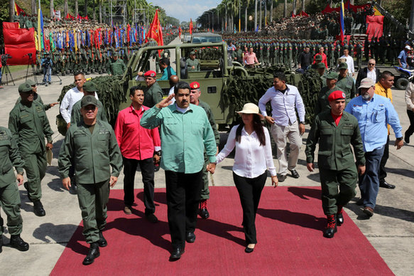 委内瑞拉总统马杜罗检阅军队 紧拉妻子手不放