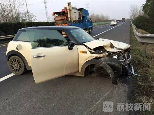 宝马女司机疑恶意变道 致严重车祸后扬长而去
