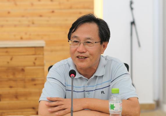 1949年2月生,上海松江人,上海大学社会学系教授、原系主任,《社会》杂志原主编。是中国恢复重建社会学之后首位博士学位获得者,被誉为费孝通的入室大弟子。在费孝通的指导下深入江村做调查七年,在此基础上博士论文《苏南乡村的工业与社会》,出版时改名为《一场静悄悄的革命》,参与编写第一本《社会学概论》,合著有《中国海员 : 中国海员工作与生活状况研究》、《泊下的记忆——利物浦老上海海员口述史》等。