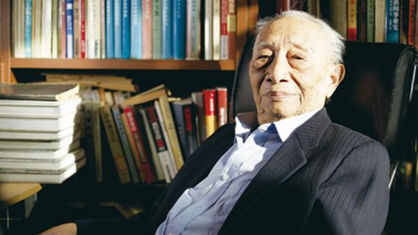 1月8日在北京逝世。1916年4月生,四川邻水人,中国新闻学主要奠基人之一,著名新闻理论家,中国人民大学新闻学院教授,从事新闻教育工作多年,主要研究马克思主义新闻学理论,著有《新闻理论基础》(1982)、《新闻论争三十年》(1988)两书。