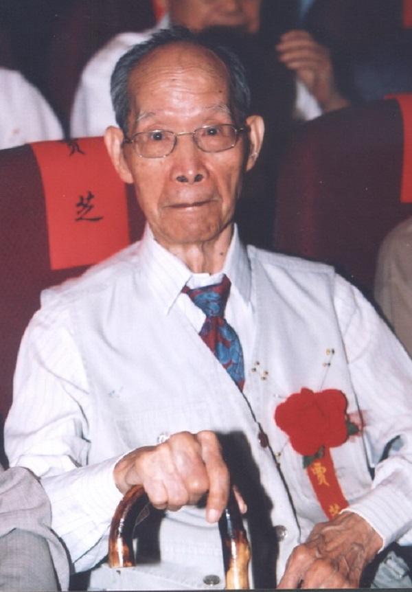 1月14日在北京逝世。1913年12月出生于山西省襄汾县,于1953年到中国科学院文学研究所工作,1980年任中国社会科学院少数民族文学研究所所长、研究员。生前任中国社科院荣誉学部委员、中国文联第八届荣誉委员、中国民间文艺家协会名誉主席、国际民间叙事研究会资深荣誉委员。