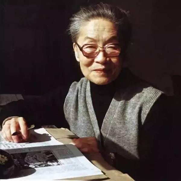 5月25日在北京逝世。1911年7月生,江苏无锡人,中国社会科学院荣誉学部委员,著名作家、翻译家。主要作品有小说《洗澡》、《洗澡之后》,散文《干校六记》、《我们仨》、《走到人生边上》等,翻译作品有《堂吉诃德》、《小癞子》、《吉尔·布拉斯》、柏拉图的“对话录”《斐多》等。