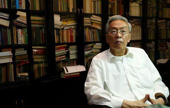 7月28日在上海逝世。1940年生于上海,祖籍浙江余姚,复旦大学外语学院教授,一生从事英美语言文学的教学、研究和翻译工作,专于英汉词典编撰和莎士比亚研究。编著有《英汉大词典》、《外国文学:莎士比亚专辑》,译著有《幼狮》、《毛姆短篇小说精选集》等。