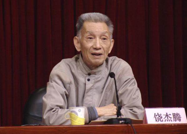 8月30日在北京逝世。1937年生,广东潮州人,首都师范大学文学院教授并曾担任中文系主任。任教五十年,对语文教育学的学科建设和学术发展贡献卓著。他从20世纪70年代末开始文言文教学的科学化研究,是文言文教学科学化探索的第一人。主要著作有《语文教学系统方法论纲》、《常用文言词典》、《民国国文教学研究文丛》等。