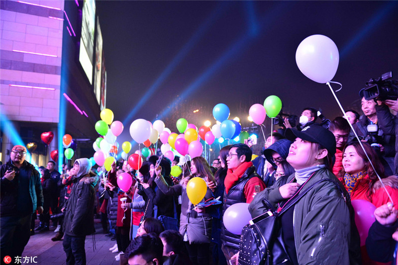 2017年1月1日,中国天津,2016年12月31日跨越2017年1月1日零点的时刻,天津市的市民们都聚在南开区大悦城广场上,放飞七彩的气球,挥别2016迎接2017的来临,欢乐和祝福汇成了海洋。天津市的市民们都聚在一起等待新年的来临。